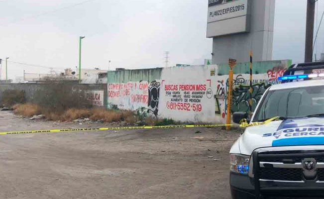 Abandonan a cuatro hombres sin vida en zona de bodegas de Santa Catarina