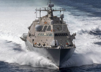 Mujer se declara culpable de vender secretos navales de EU