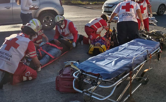 Tras BRUTAL impacto, ¡motociclista podría PERDER el PIE! en Victoria