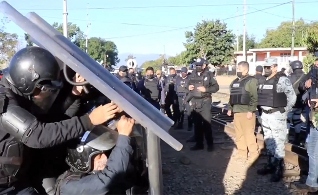 ‘Profes’ se enfrentan contra Guardia Nacional y policías en Uruapan