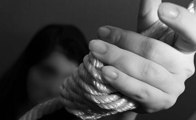 Encuentra a su esposa MUERTA en su casa, ¡SE AHORCÓ! en Reynosa