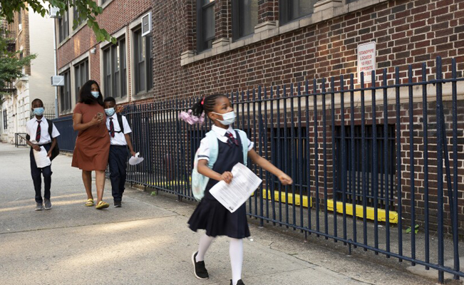 Nueva York dejará de exigir el uso de cubrebocas en las escuelas