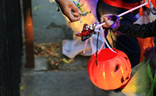 Detienen a pareja de abuelitos que regaló dulces con marihuana en Halloween