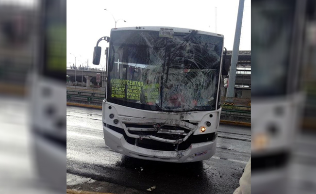Se echa una pestañita: conductor de un autobús se duerme y choca