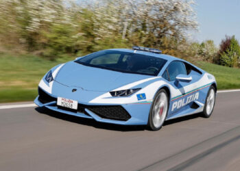 Policía de Italia atraviesa el país en Lamborghini para entregar dos riñones