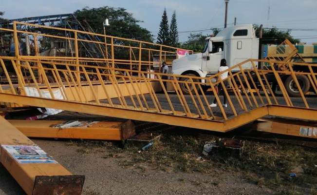 Tráiler se atora y derriba puente peatonal en Jaltipan, Veracruz