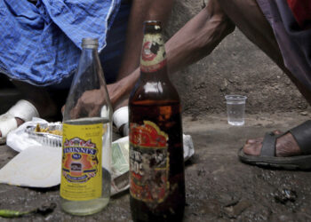 Se eleva a 28 la cifra de muertos por ingerir alcohol adulterado en India
