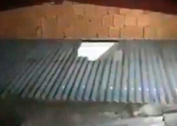 Video escalofriante: TikToker cae del techo y muere al grabar un live