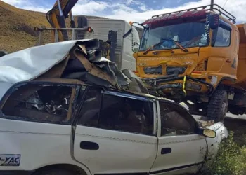 Ensartan su auto: fallece una familia tras chocar contra un camión