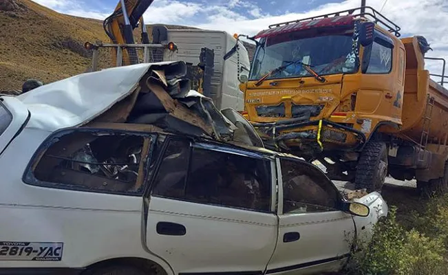 Ensartan su auto: fallece una familia tras chocar contra un camión