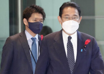 Hijo del Primer Ministro de Japón es acusado de hacer compras y turismo en viajes oficiales
