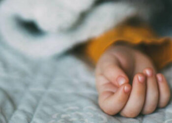 En EU, niño de 3 años muere al dispararse accidentalmente con el arma de su padre
