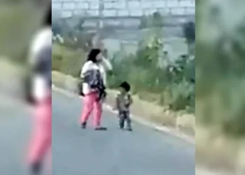 Desalmada y sin corazón: es exhibida pateando a su propio bebé