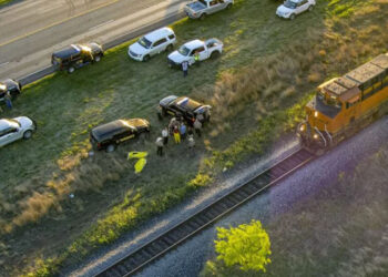 Localizan a 2 migrantes sin vida al interior de un vagón de tren en Texas