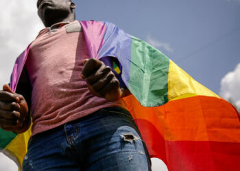 Aprueban ley que prohíbe a las personas identificarse como LGBT+ en Uganda