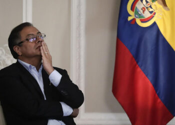 Presidente de Colombia pide a la Fiscalía investigar a su hijo y hermano