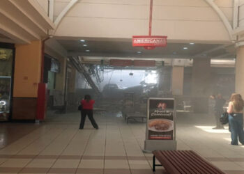 Llueven autos: se les cae encima el techo de un centro comercial