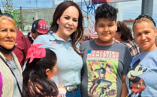 Carmen Lilia Canturosas entrega plaza a colonos de la Nueva Era