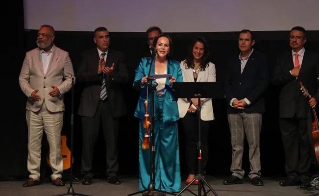 Deleita Francisco Céspedes a cientos de neolaredenses en concierto con causa