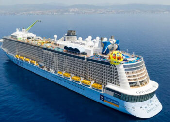 Detienen a hombre por ocultar cámara en el baño de un crucero