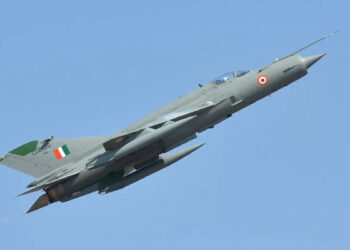 En India, mueren tres personas al estrellarse avioneta militar contra una casa