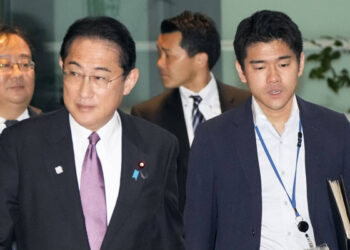 Primer Ministro de Japón destituye a su hijo como Secretario