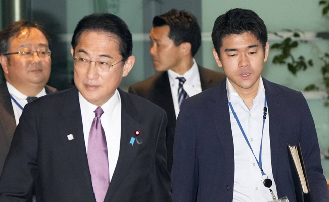 Primer Ministro de Japón destituye a su hijo como Secretario