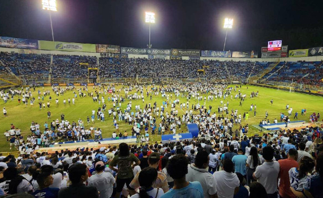 Estampida mortal: van 12 muertos al interior de un estadio