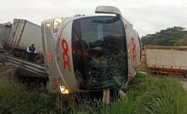 Fatal percance: autobús choca con 2 tráileres; hay un muerto y 13 heridos