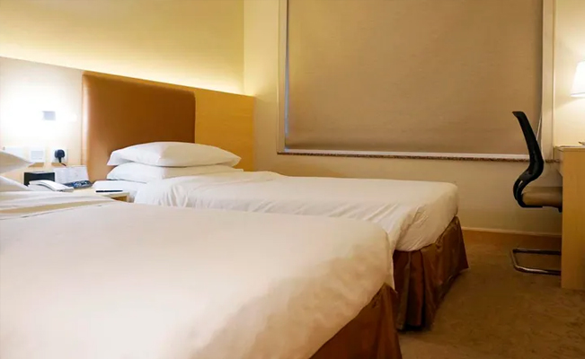 Macabro hallazgo: se hospeda en un hotel y encuentra algo horrible