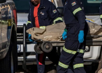 Hombres armados irrumpen en albergue y matan a 8 personas en Sudáfrica
