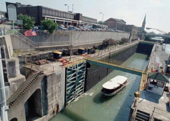 En NY, muere una persona al naufragar bote turístico en cueva subterránea