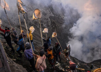 Miles de personas suben a la cima de volcán activo para realizar ritual centenario en Indonesia