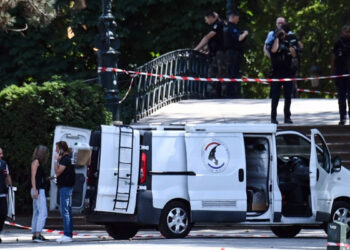Terror en la calle: lesionan a 4 niños durante un ataque con cuchillo