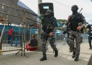 En Ecuador, al menos 5 reclusos muertos y 11 heridos dejó enfrentamiento entre bandas en una cárcel