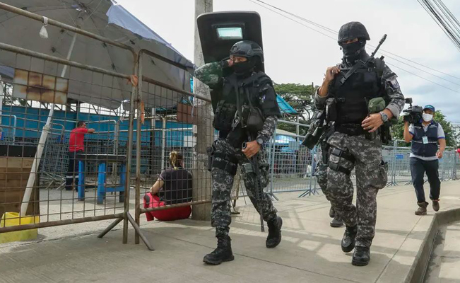 En Ecuador, al menos 5 reclusos muertos y 11 heridos dejó enfrentamiento entre bandas en una cárcel