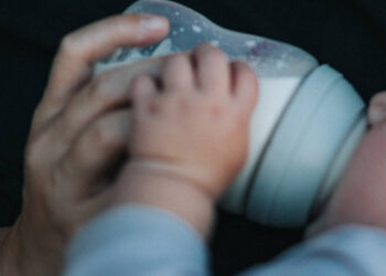 En Florida, detienen a joven madre que dio a su bebé biberón con fentanilo