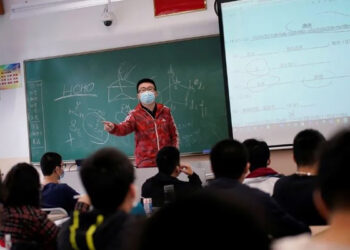 En China, escuelas piden a maestros no publicar fotos de sus vacaciones para evitar envidia