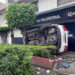 Queda de lado: camioneta se impacta vs casa y derrumba una pared