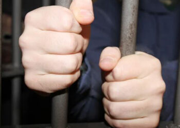 Sentencian a 22 años de prisión a hombre que violó a su hijastra en Ecuador