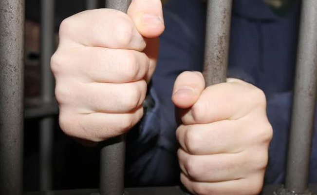 Sentencian a 22 años de prisión a hombre que violó a su hijastra en Ecuador