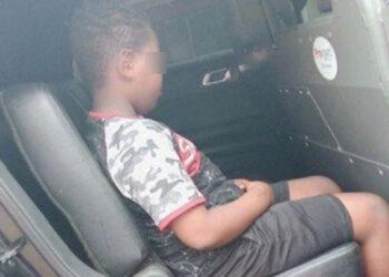 En EU, niño de 10 años es detenido por orinar en estacionamiento