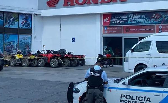 Matan a hombre al interior de una agencia de motocicletas en Monterrey