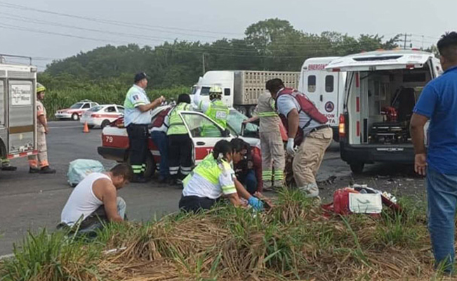 Adulta mayor y su nieto mueren en aparatoso choque en Acayucán, Veracruz