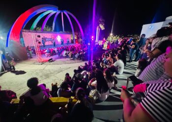 Encienden el “Dino Navideño” en el Tamux, en medio de villancicos, bailes y Santa Claus