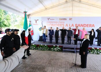 Entrega gobernador apoyos para mejorar servicios e infraestructura en Victoria