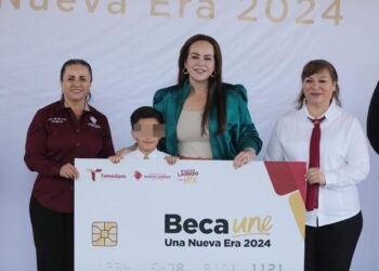 Entrega Carmen Lilia Canturosas más de 12 mil Becas “Une”a estudiantes de educación básica