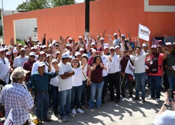 Reciben Olga Sosa y JR, respaldo de comerciantes en mercado rodante de Soto la Marina