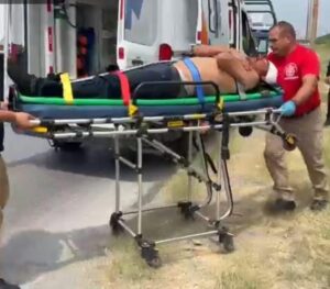 El lesionado fue trasladado a un centro hospitalario para su atención médica.