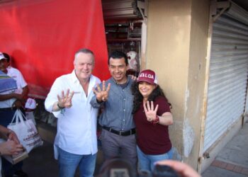 Olga Sosa y Carlos Canturosas, recorren calles de Nuevo Laredo llevando el mensaje de Claudia Sheinbaum